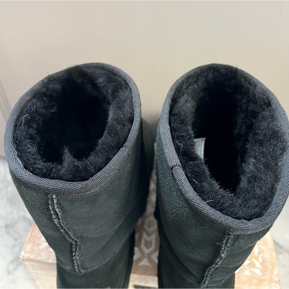 UGG® Classic Short II, Size Women’s 8 - Picture 7 of 10
